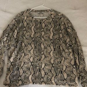 Soft longsleeve snake skin patterned top! Very cozy feel!